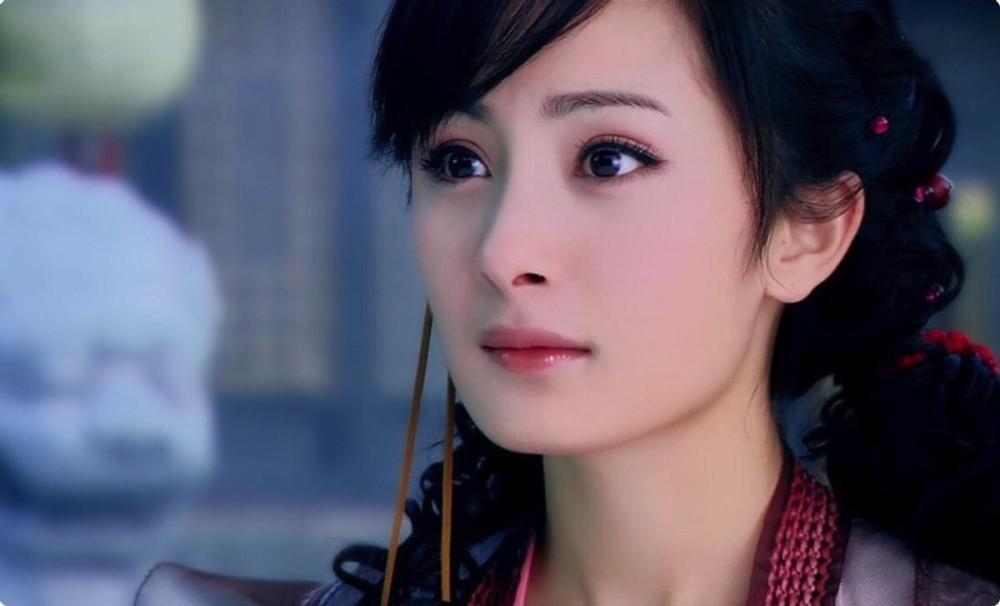 当42岁阿娇跟27岁虞书欣站在一起，我才明白，什么叫顶级骨相