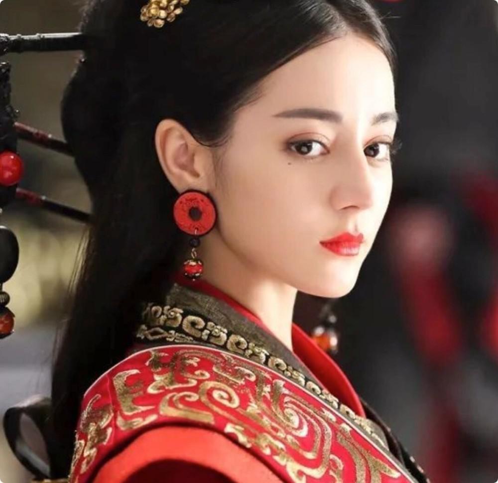 当42岁阿娇跟27岁虞书欣站在一起，我才明白，什么叫顶级骨相