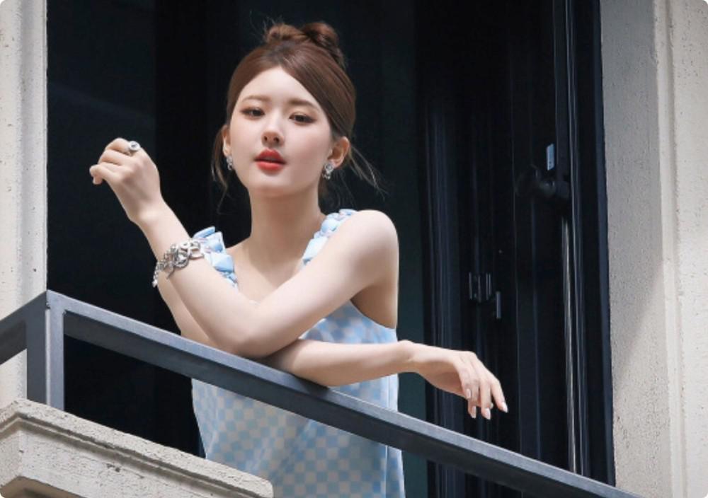 当42岁阿娇跟27岁虞书欣站在一起，我才明白，什么叫顶级骨相