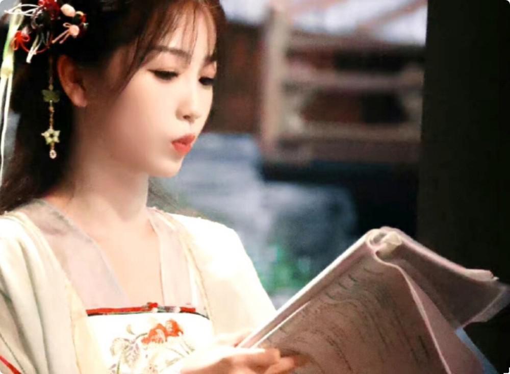 当42岁阿娇跟27岁虞书欣站在一起，我才明白，什么叫顶级骨相