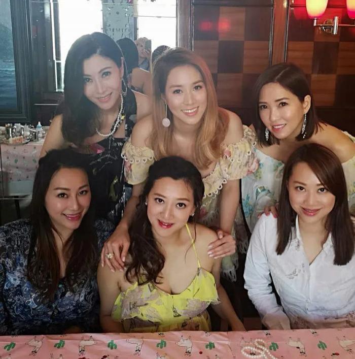 李嘉欣聚会为什么总“镶边”？看香港阔太圈“C位潜规则”