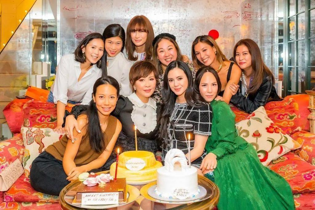 李嘉欣聚会为什么总“镶边”？看香港阔太圈“C位潜规则”