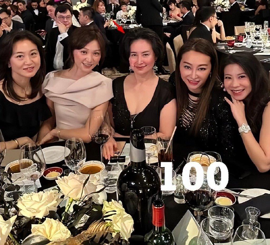 李嘉欣聚会为什么总“镶边”？看香港阔太圈“C位潜规则”