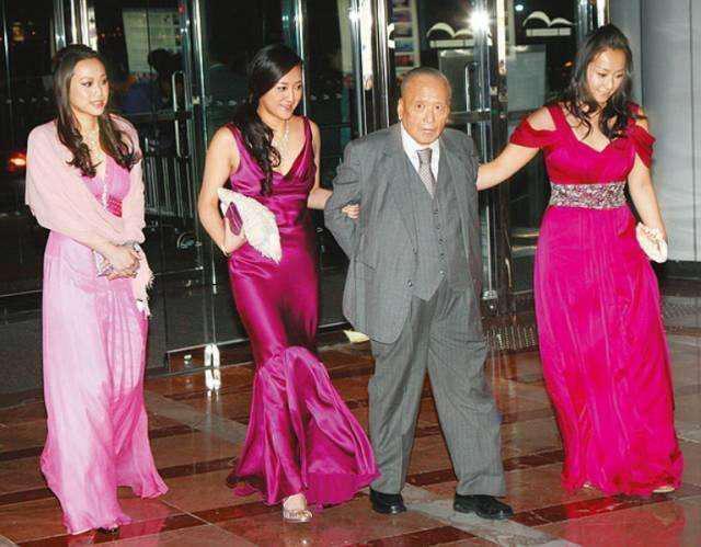 李嘉欣聚会为什么总“镶边”？看香港阔太圈“C位潜规则”
