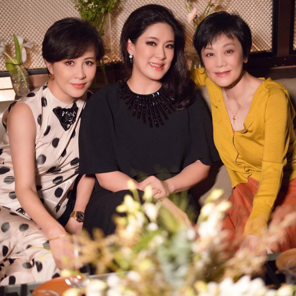 李嘉欣聚会为什么总“镶边”？看香港阔太圈“C位潜规则”