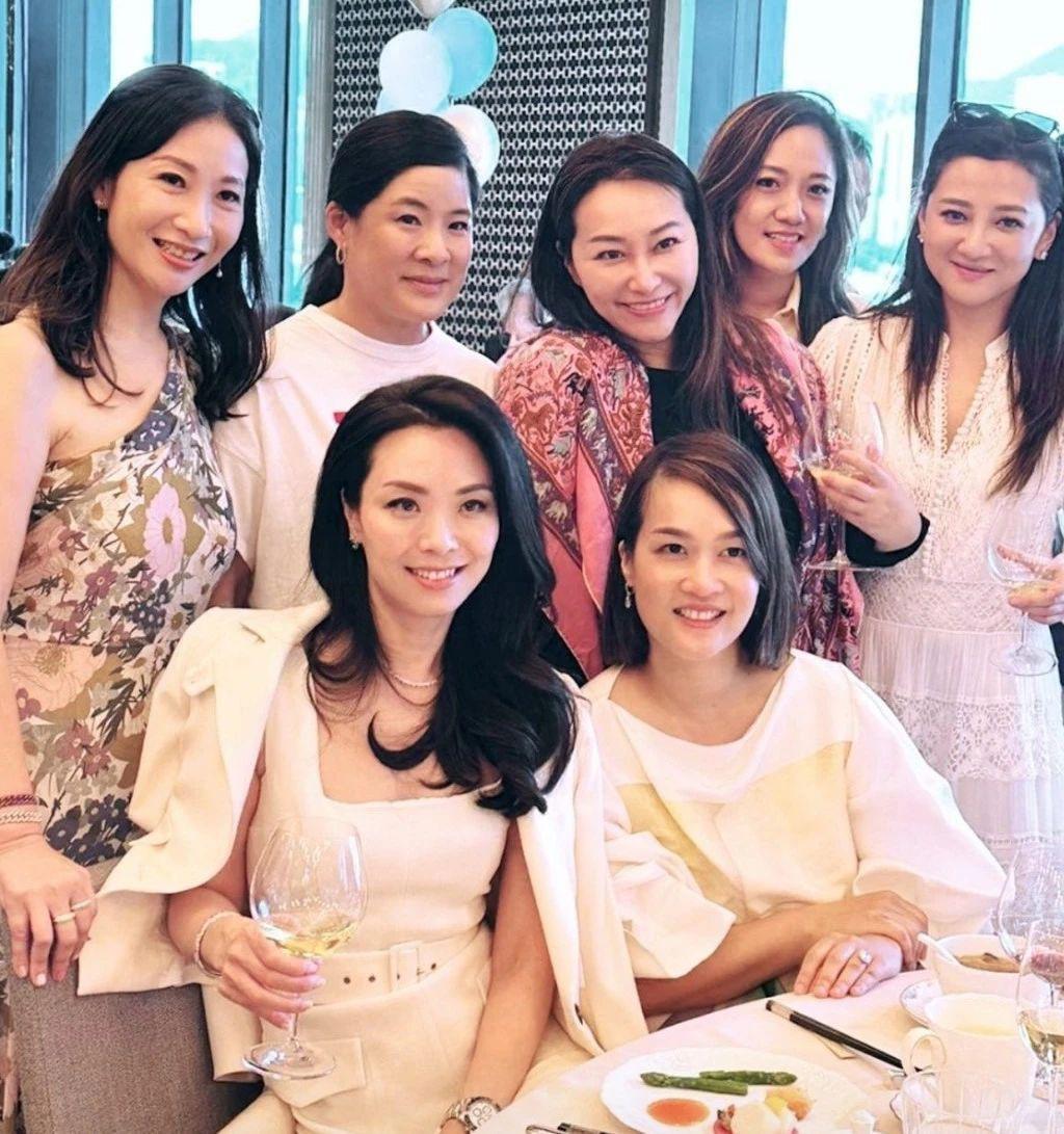 李嘉欣聚会为什么总“镶边”？看香港阔太圈“C位潜规则”