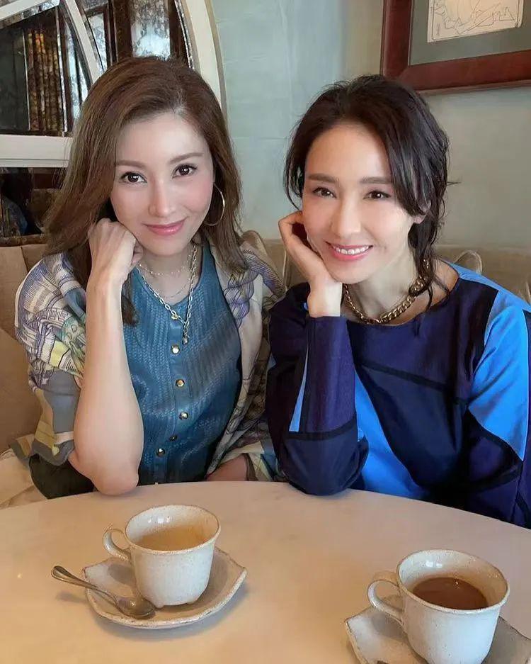 李嘉欣聚会为什么总“镶边”？看香港阔太圈“C位潜规则”