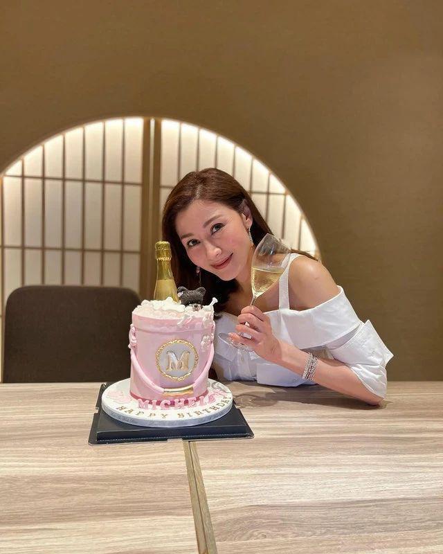李嘉欣聚会为什么总“镶边”？看香港阔太圈“C位潜规则”