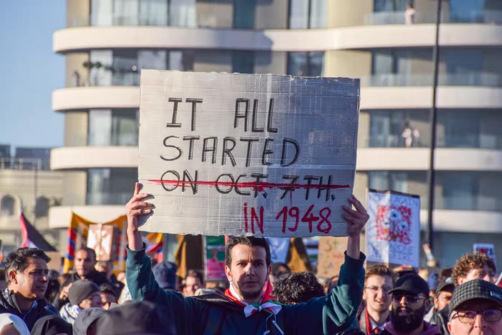 伦敦发生了，约30万人！