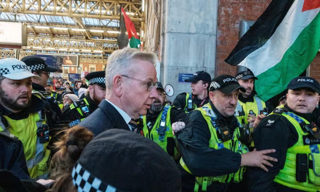 伦敦发生了，约30万人！