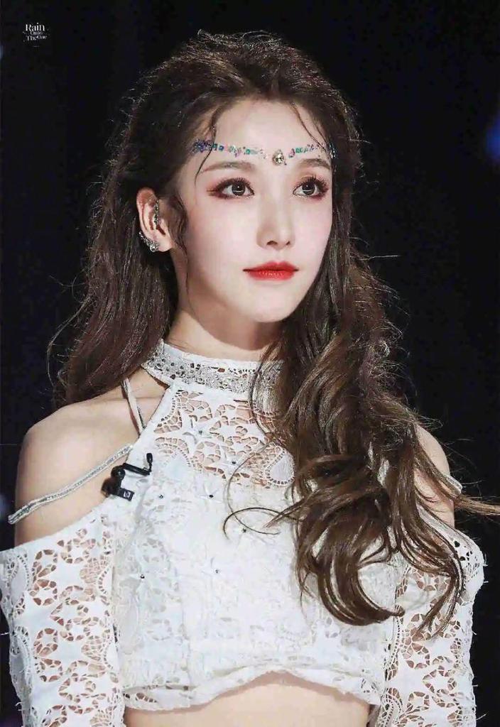 男女明星共用一张脸，不能说是一模一样，但也让人傻傻分不清