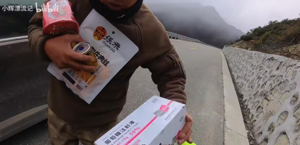 靠着一人一狗一单车，这哥们在B站上疯涨10万粉丝。