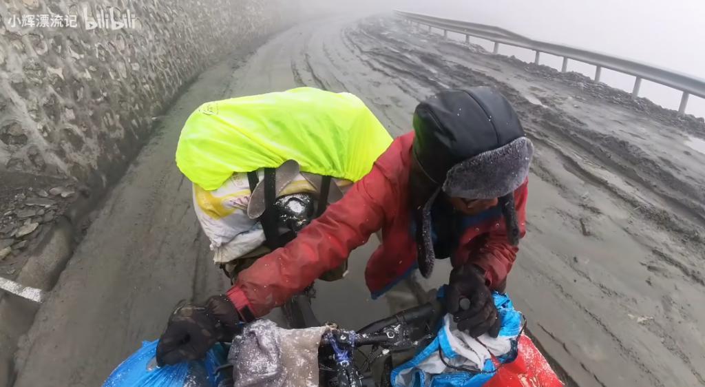 靠着一人一狗一单车，这哥们在B站上疯涨10万粉丝。