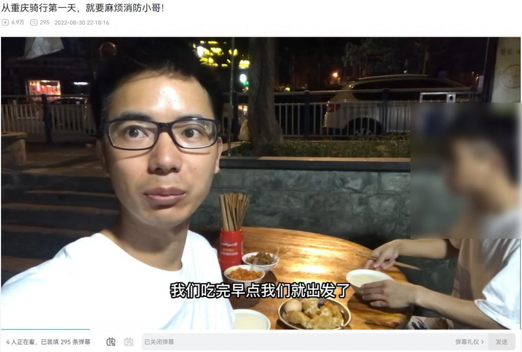 靠着一人一狗一单车，这哥们在B站上疯涨10万粉丝。
