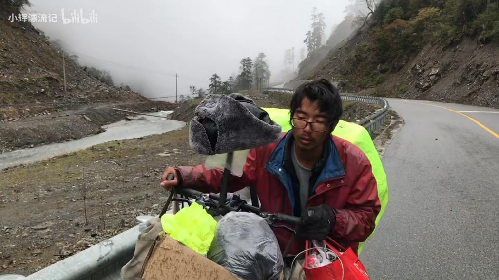 靠着一人一狗一单车，这哥们在B站上疯涨10万粉丝。