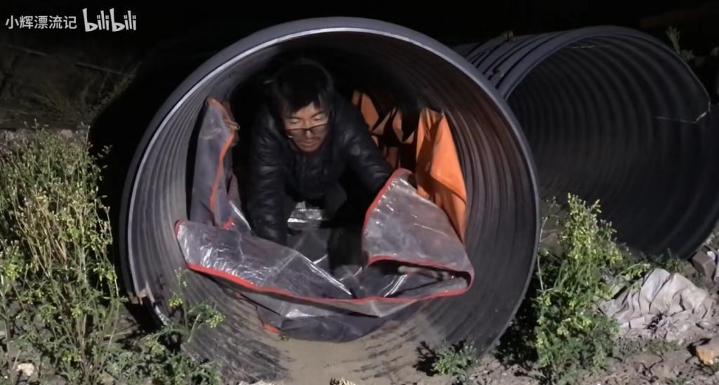 靠着一人一狗一单车，这哥们在B站上疯涨10万粉丝。
