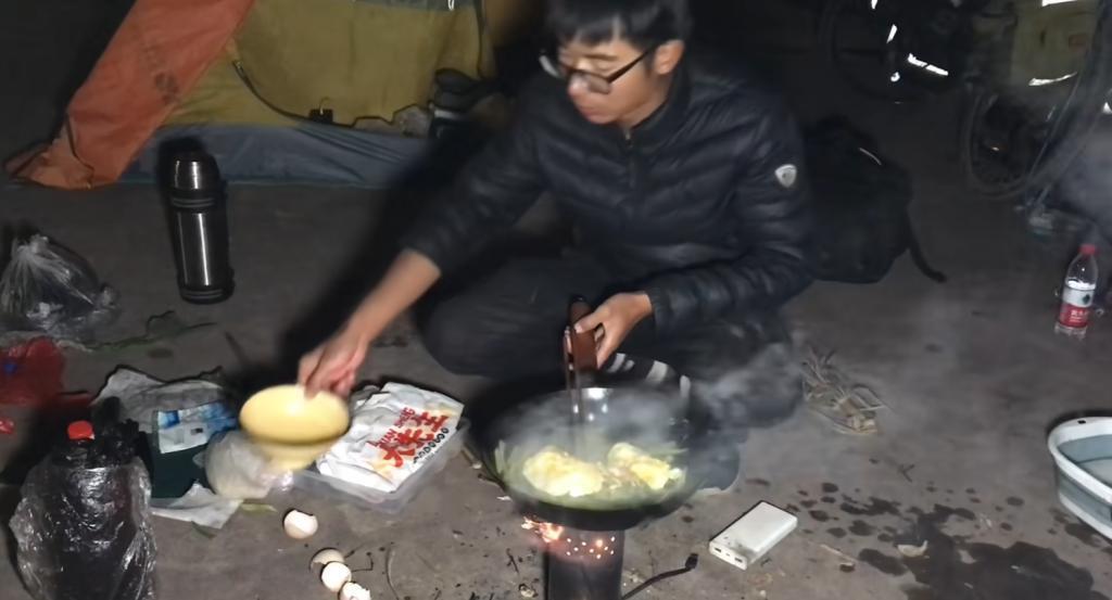 靠着一人一狗一单车，这哥们在B站上疯涨10万粉丝。