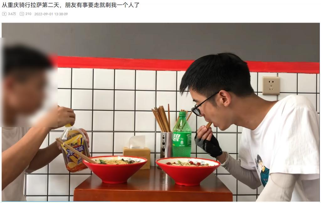 靠着一人一狗一单车，这哥们在B站上疯涨10万粉丝。