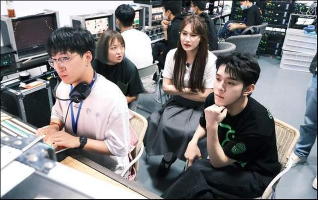 李佳琦，身处暴风眼