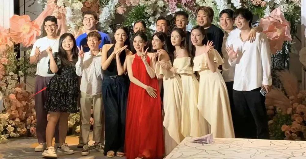 24岁林妙可参加婚礼，被指打扮土气，无滤镜照身材曝光