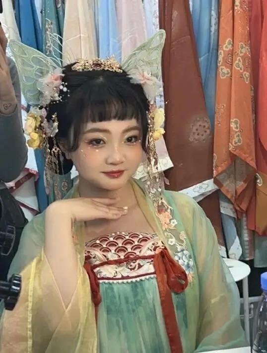 24岁林妙可参加婚礼，被指打扮土气，无滤镜照身材曝光