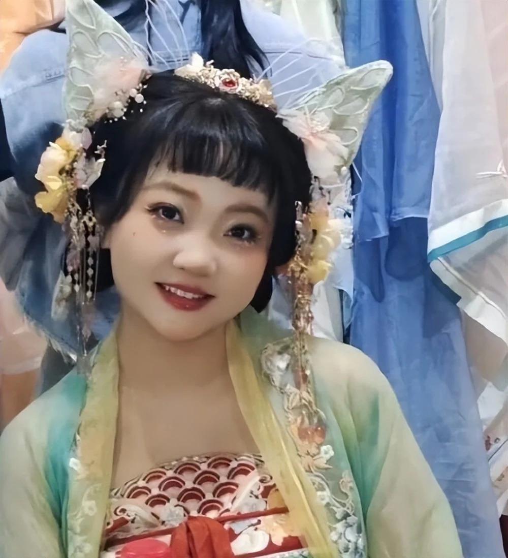 24岁林妙可参加婚礼，被指打扮土气，无滤镜照身材曝光