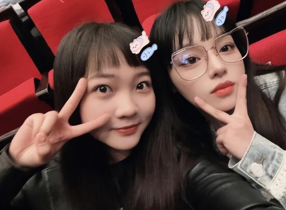 24岁林妙可参加婚礼，被指打扮土气，无滤镜照身材曝光