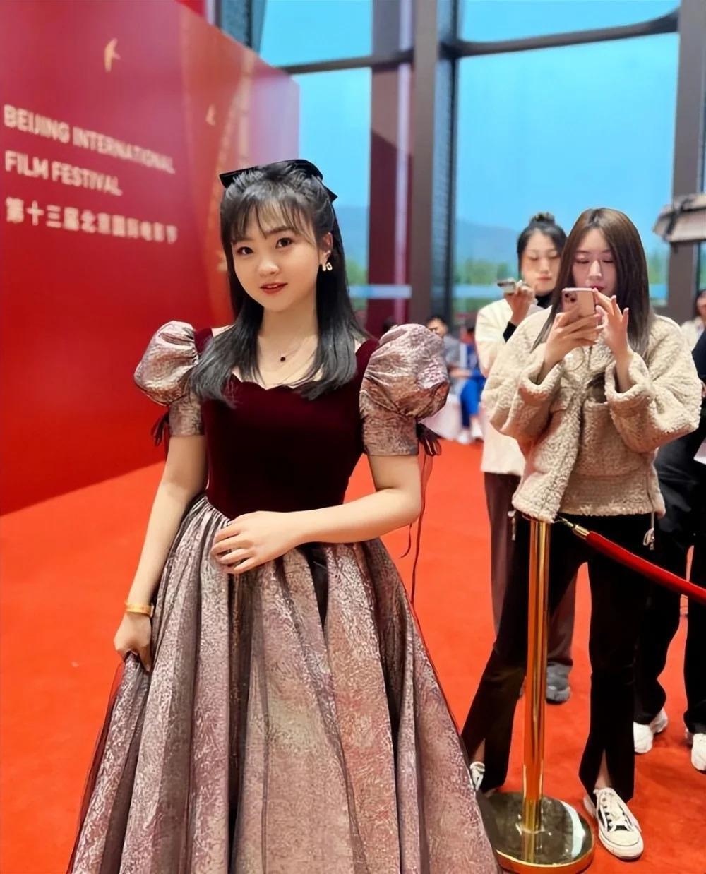 24岁林妙可参加婚礼，被指打扮土气，无滤镜照身材曝光