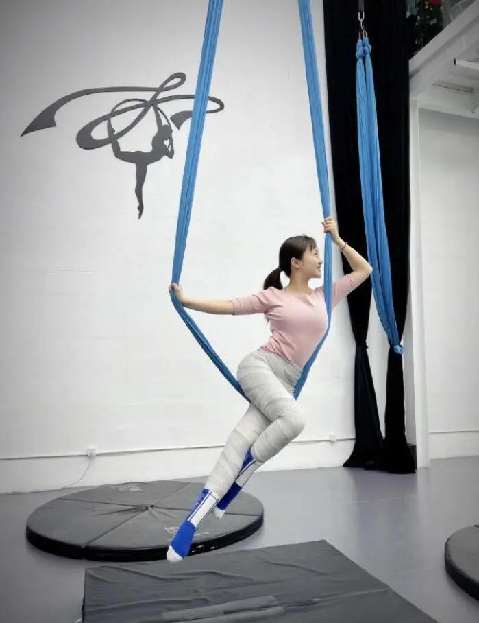 24岁林妙可参加婚礼，被指打扮土气，无滤镜照身材曝光