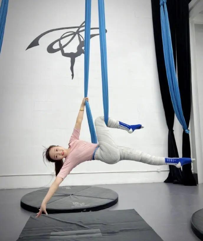 24岁林妙可参加婚礼，被指打扮土气，无滤镜照身材曝光