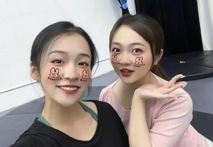 24岁林妙可参加婚礼，被指打扮土气，无滤镜照身材曝光