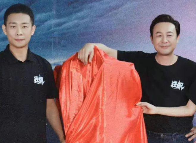 张译拒签《狂飙》实体书惹争议 表情嫌弃连连摆手
