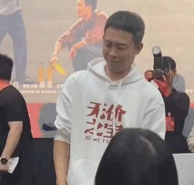 张译拒签《狂飙》实体书惹争议 表情嫌弃连连摆手