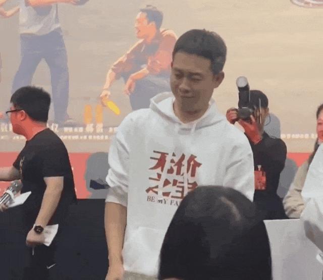 张译拒签《狂飙》实体书惹争议 表情嫌弃连连摆手