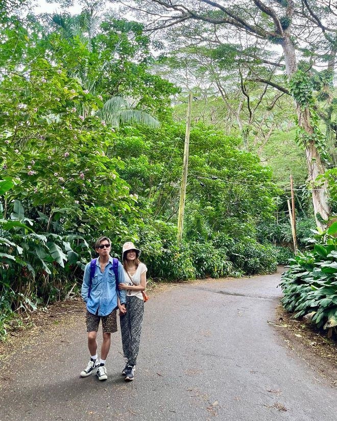 木村拓哉与妻子工藤静香罕见同框 十指紧扣超恩爱