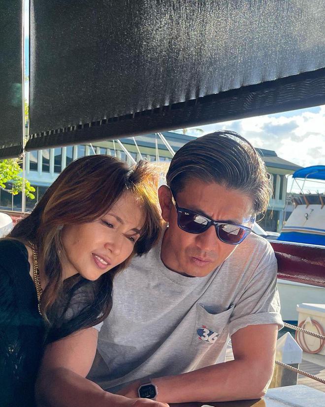 木村拓哉与妻子工藤静香罕见同框 十指紧扣超恩爱