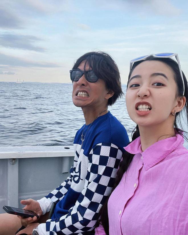 木村拓哉与妻子工藤静香罕见同框 十指紧扣超恩爱