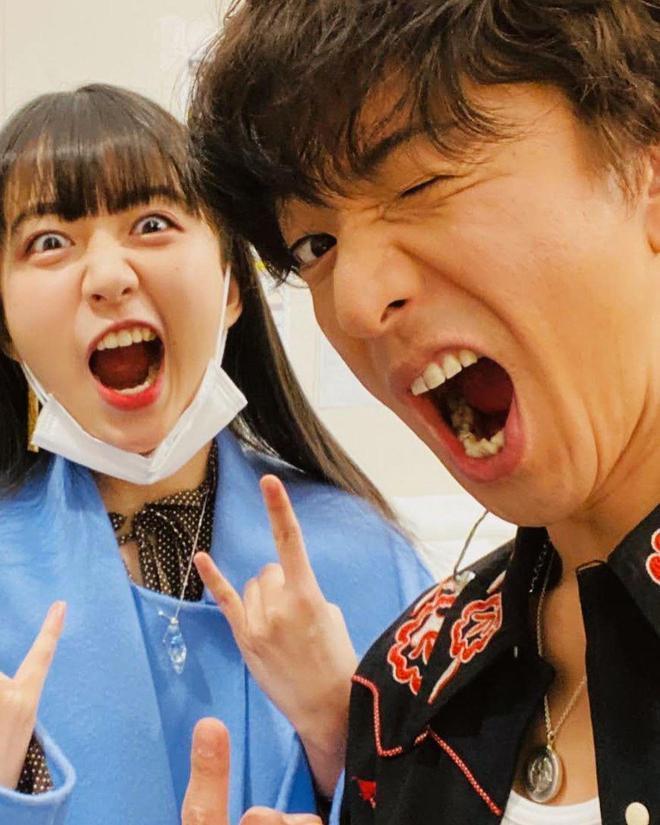 木村拓哉与妻子工藤静香罕见同框 十指紧扣超恩爱