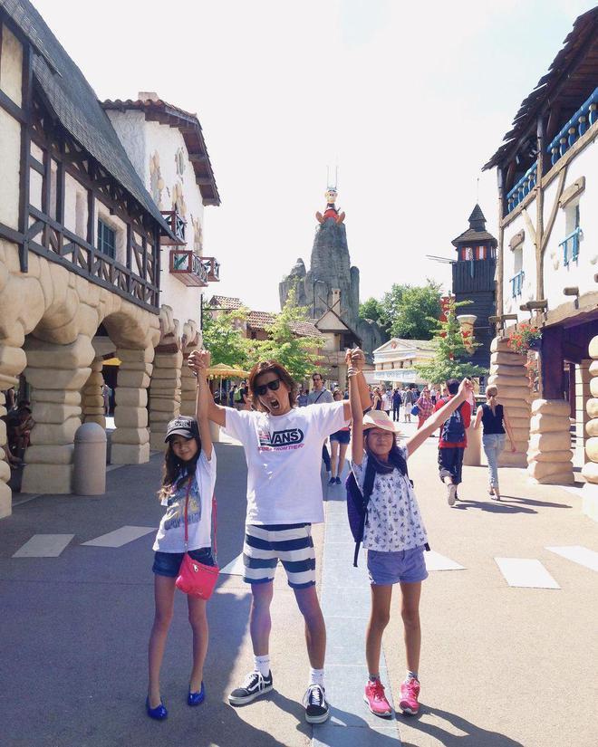 木村拓哉与妻子工藤静香罕见同框 十指紧扣超恩爱