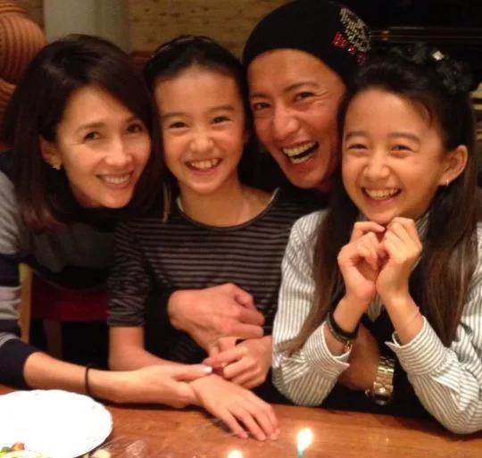 木村拓哉与妻子工藤静香罕见同框 十指紧扣超恩爱