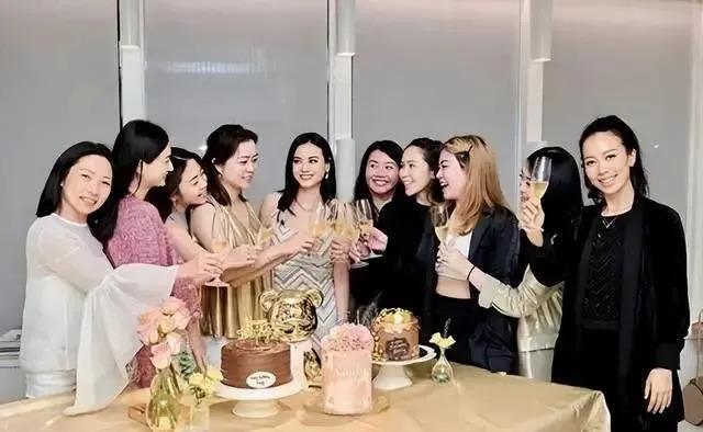 恭喜!顶级名媛出嫁,彩礼超10亿,女明星排队巴结…