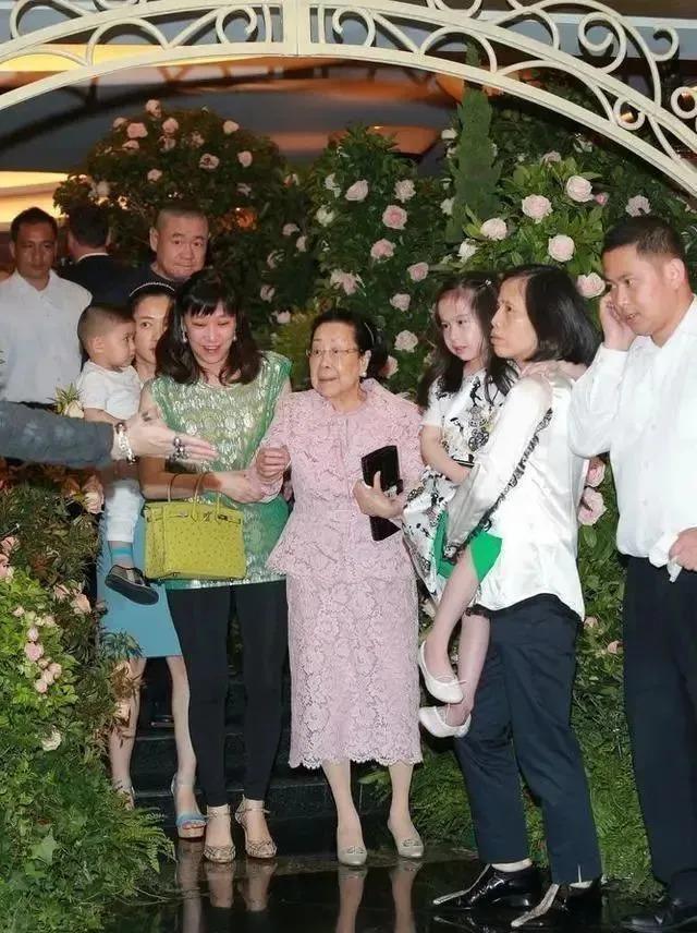 恭喜!顶级名媛出嫁,彩礼超10亿,女明星排队巴结…