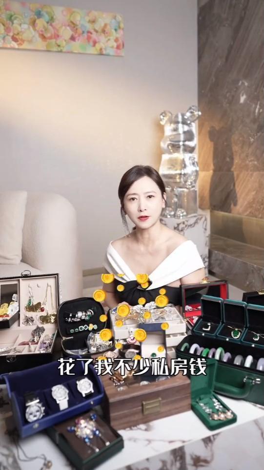 翁虹大晒珍藏首饰！巨型绿宝石能买别墅，靓表美玉摆满台