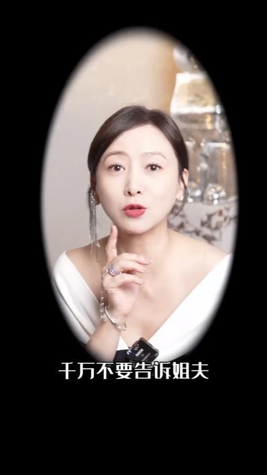 翁虹大晒珍藏首饰！巨型绿宝石能买别墅，靓表美玉摆满台