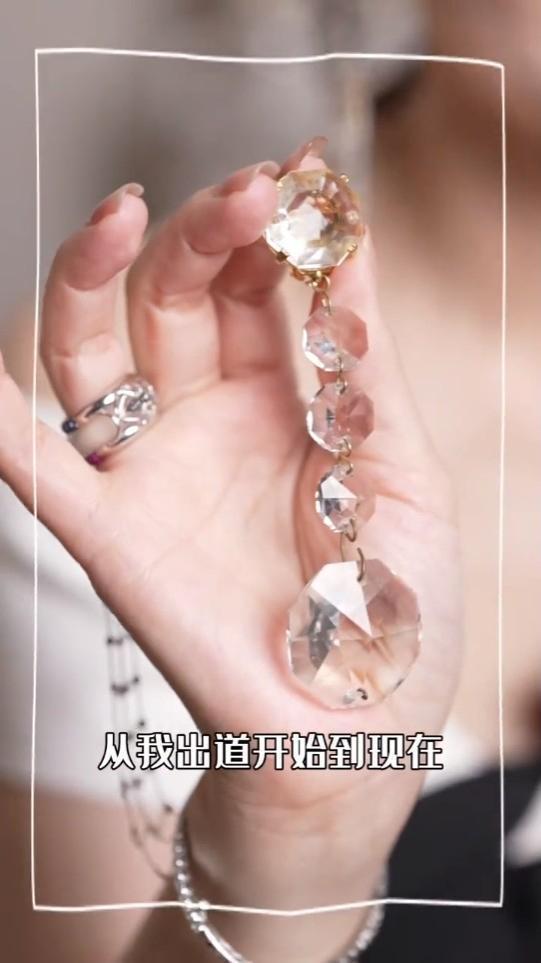 翁虹大晒珍藏首饰！巨型绿宝石能买别墅，靓表美玉摆满台