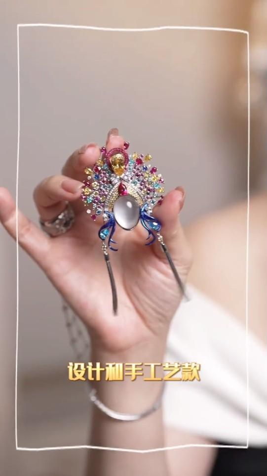 翁虹大晒珍藏首饰！巨型绿宝石能买别墅，靓表美玉摆满台