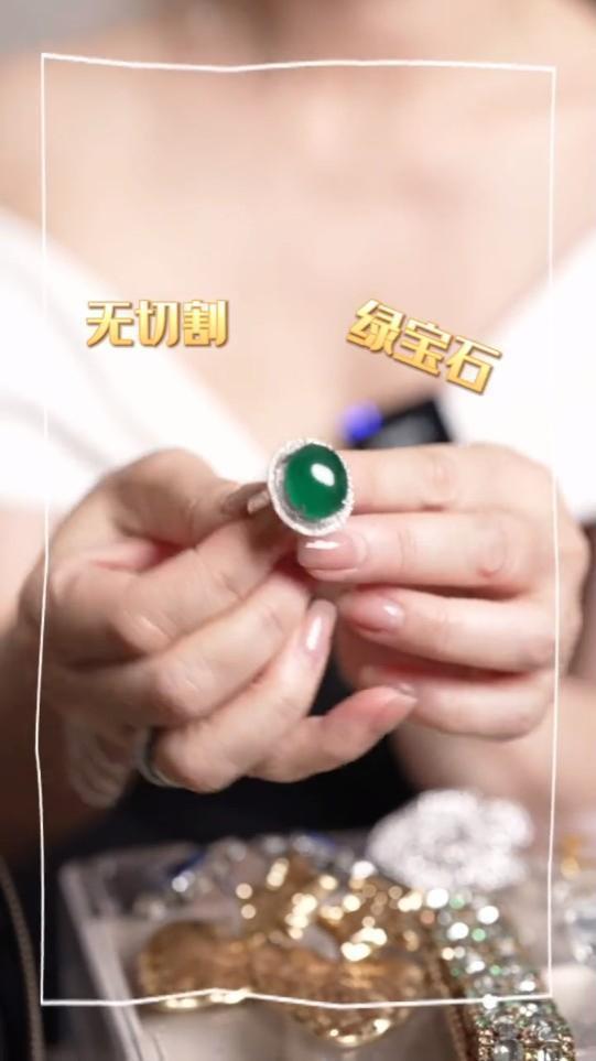 翁虹大晒珍藏首饰！巨型绿宝石能买别墅，靓表美玉摆满台
