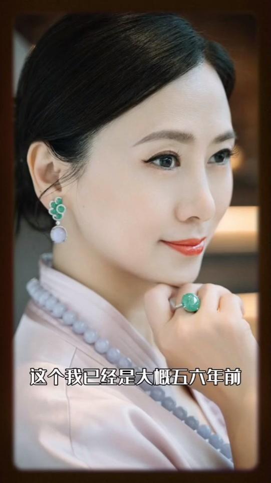 翁虹大晒珍藏首饰！巨型绿宝石能买别墅，靓表美玉摆满台