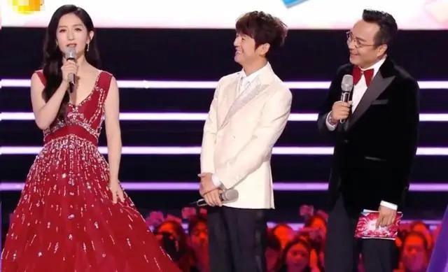 谢娜参加双十一晚会，抢词、忘梗太尴尬，她欠内娱一个“道歉”