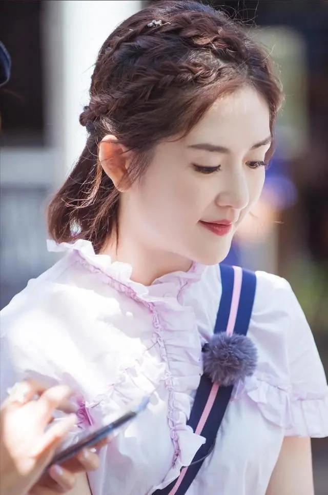 谢娜参加双十一晚会，抢词、忘梗太尴尬，她欠内娱一个“道歉”